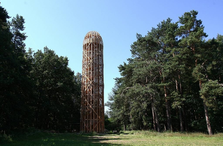 Rozhledna v Heřmanicích, ještě s lešením.